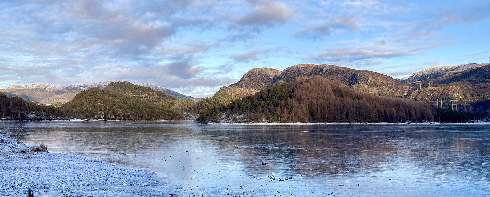 Fra veien innover fra p-plassen er det fint utsyn mot toppene. Til venstre Fjellet 142 med Dyngelandsåsen i bakgrunnen. Mot høyre Preståsen kledd med lerkeskog. Bakenfor Flåfjellet og Stordalsfjellet. Helt til høyre bak de tre høyspentmastene ligger Limesbrotet 182 med den bratte kanten mot sør.