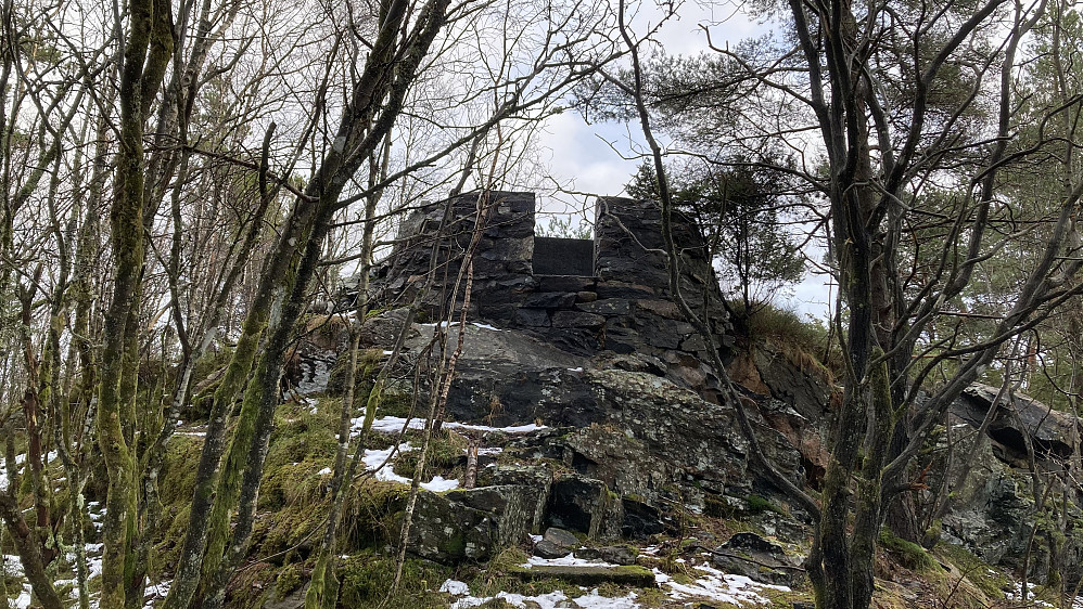 Bunkers fra 2 VK tett inntil trallebanen. Her har det stått en luftvernkanon til nærforsvar av anlegget