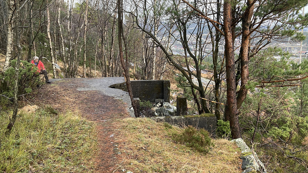 Vi kom opp til denne bygningsresten fra 2VK sør på Knappenfjellet. Dette var antagelig endestasjonen for en taubane fra hovedleiren nede ved Knappentjernet