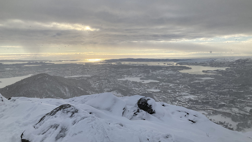 Mens jeg var på toppen kom det drivende inn en snøbyge fra nord.Gullsteinen til venstre i bildet. Mot sør var det fint lys!