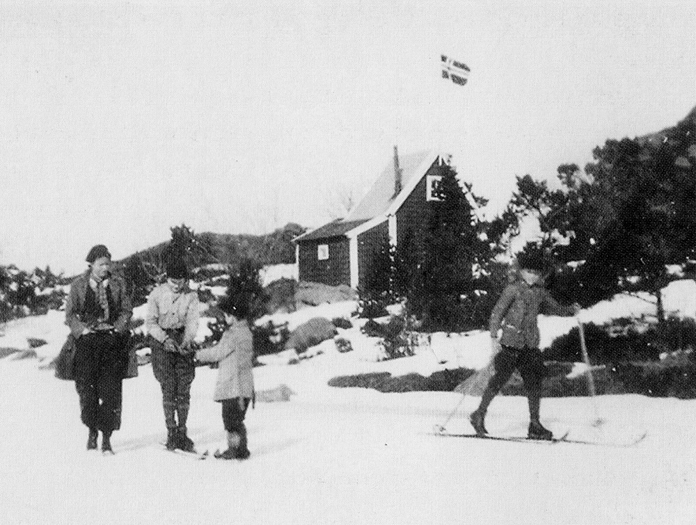 Hytten på holmen i Nipetjørn omkring 1935. Foto: Dagfinn Abrahamsen 
