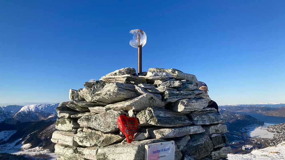 Isskulptur på toppen av varden og hyggelig malt tekst "Glede man kan ha det er å gjøre andre Glad" på stein (en av flere)