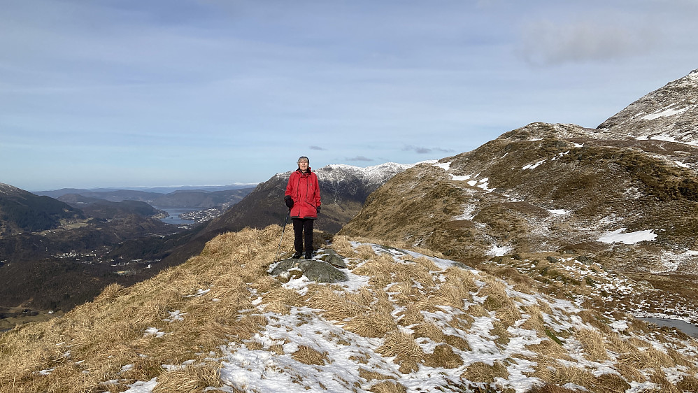 Astrid på toppen av Tverrmeisa. Utsikt nordover mot Skåldalsnipa og Arna