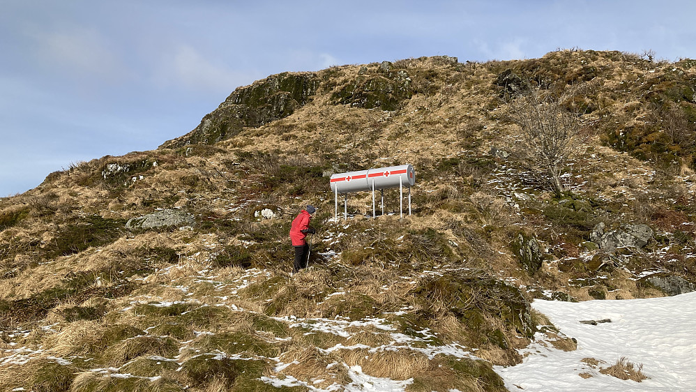 Skikjelke fra Fana Røde Kors ved Vindhaugane sør for Tverrmeisa. GPS 32V 706200 6695452 490 moh.