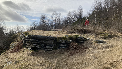 Mur ut mot veien på stedet der hytten Fjelly engang sto
