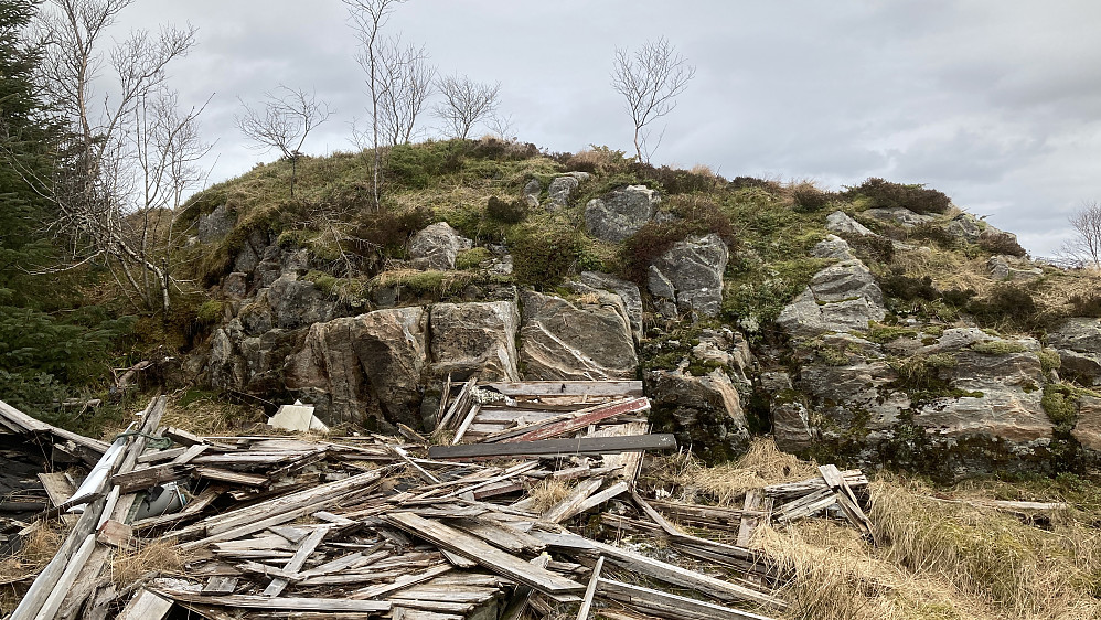 Restene etter Lyngtun som ble bygget i 1932. Fjellknausene bak hytten ligner litt på de gamle bildene av Fjeldborg, men neppe nok til å tillate sikker identifikasjon