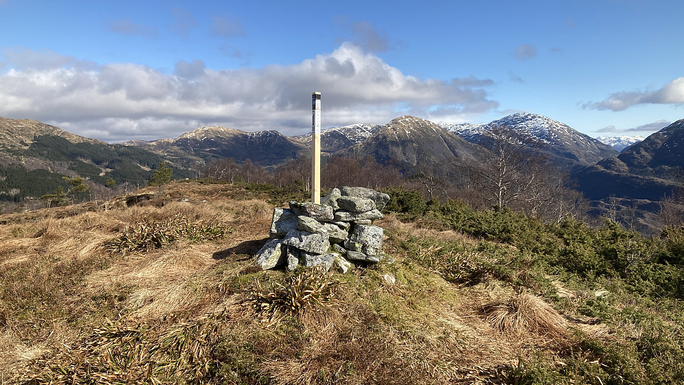 Varden på Solbakkefjellet NØ 453 moh. Flott utsikt mot N-NØ der en ser Slettegga, Nobbane, Austefjelllet og Hausdalshorga og Gullfjellet mot høyre