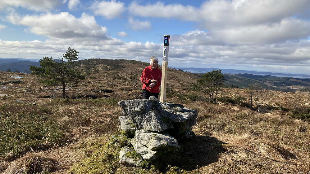 Astrid ved varden på Solbakkefjellet NØ. Utsikt sørover mot Solbakkefjellet 460