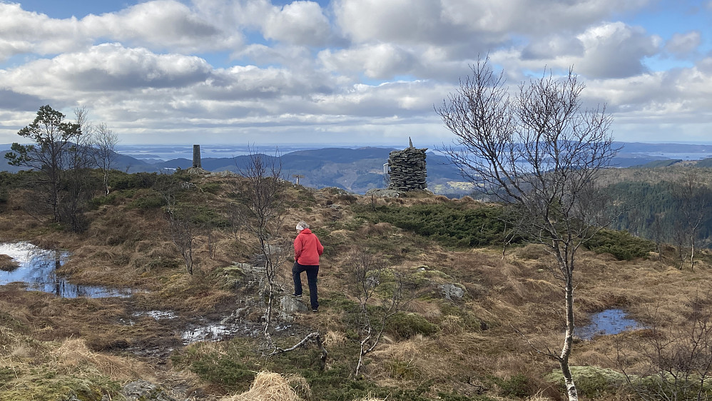 Astrid på vei mot trig-punktet og varden