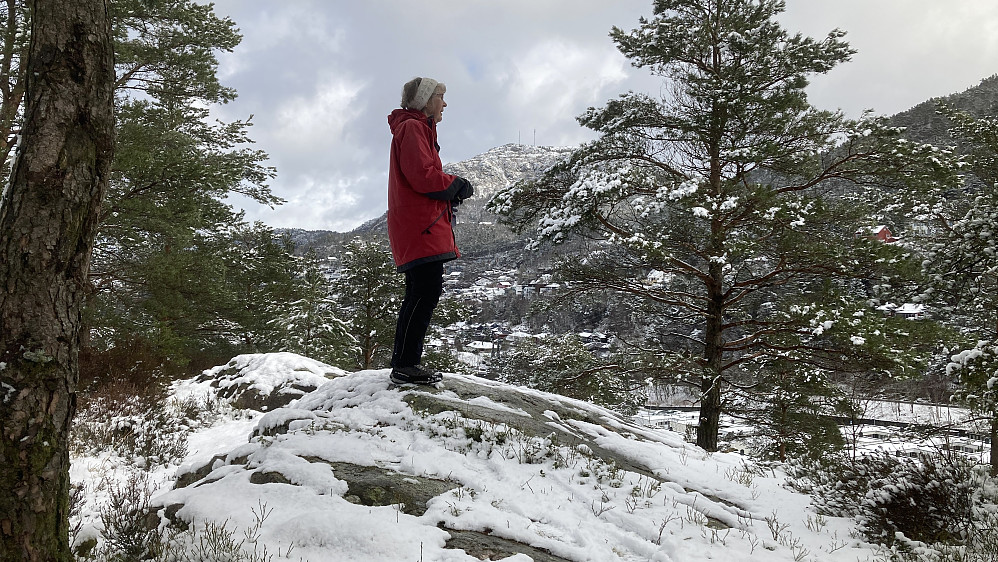 Astrid på toppen av Lyshovden. Løvstakken i bakgrunnen