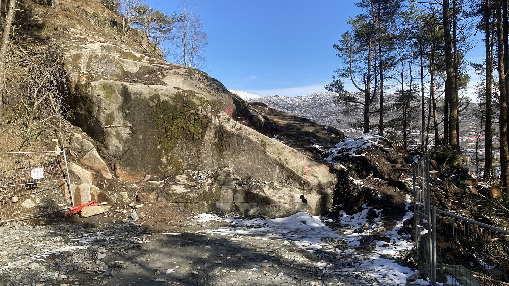 Her stanser Løvstien sør mor nord. Det er skåret ut i fjellet midt i mot der forbindelsen skal lages og fjellet ovenfor er allerede sikret med bolter og andre innretninger