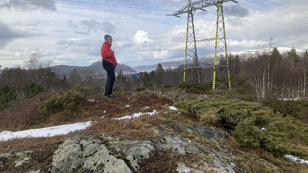 Astrid på toppen av Kråkåsen. Foto mot nord.