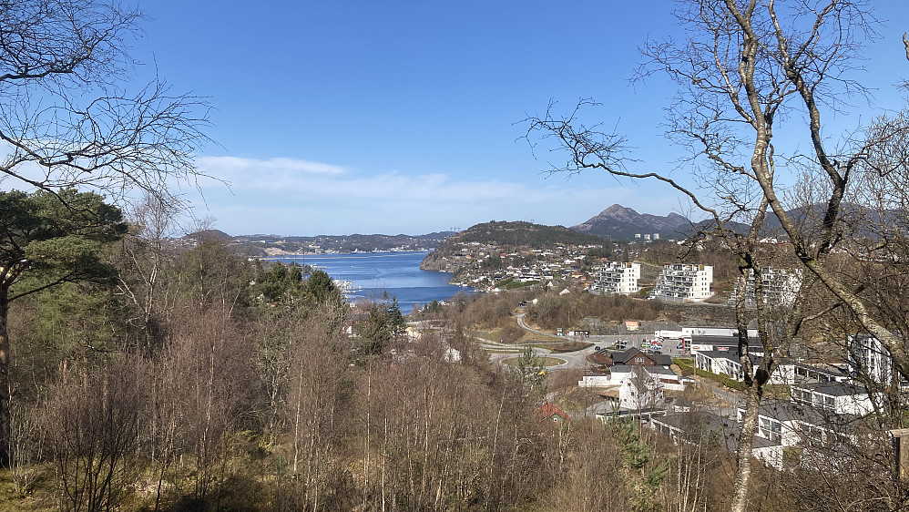 Utsikt nordover mot Grimstadfjorden og Lyderhorn mot høyre 