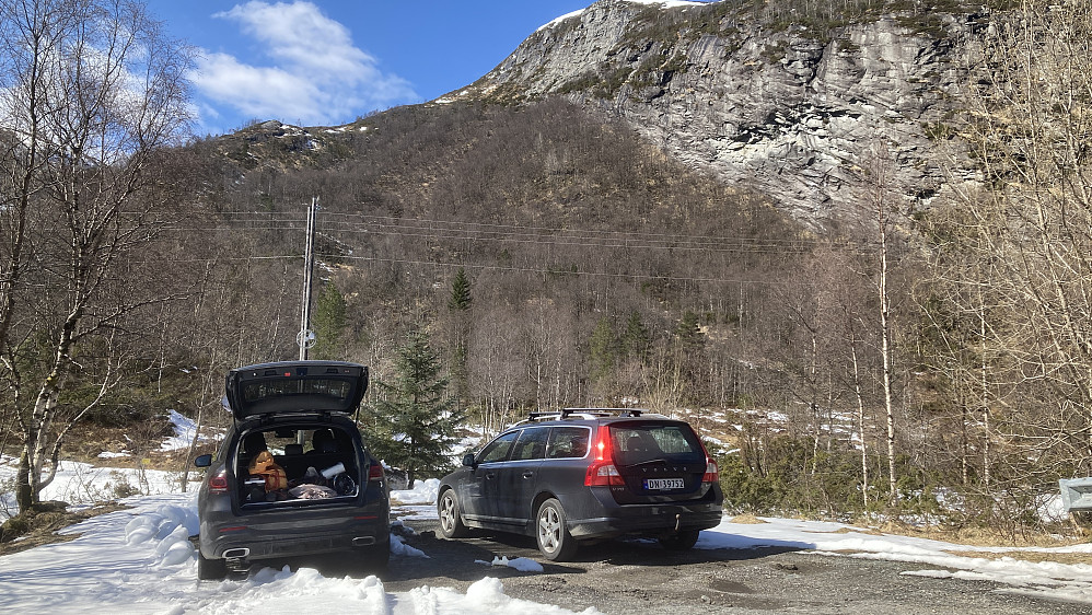 Parkeringen i Lavikdalen. Nesten bart oppover mot Handalsnipa mot høyre.