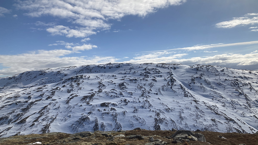 Fortsatt mye snø på nordsiden av nabotoppen Laviksåta 701i sør