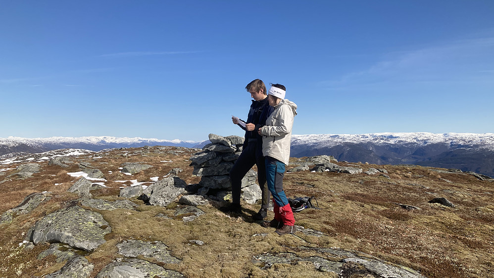 Liv Synnøve og Ole Einar i flott vårvær på Handalsnipa