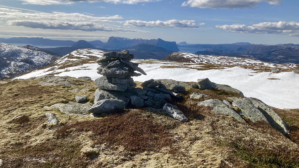 Handalsnipa. Varden på grensen mellom Hyllestad og Høyanger. Utsikt vestover mot Lihesten