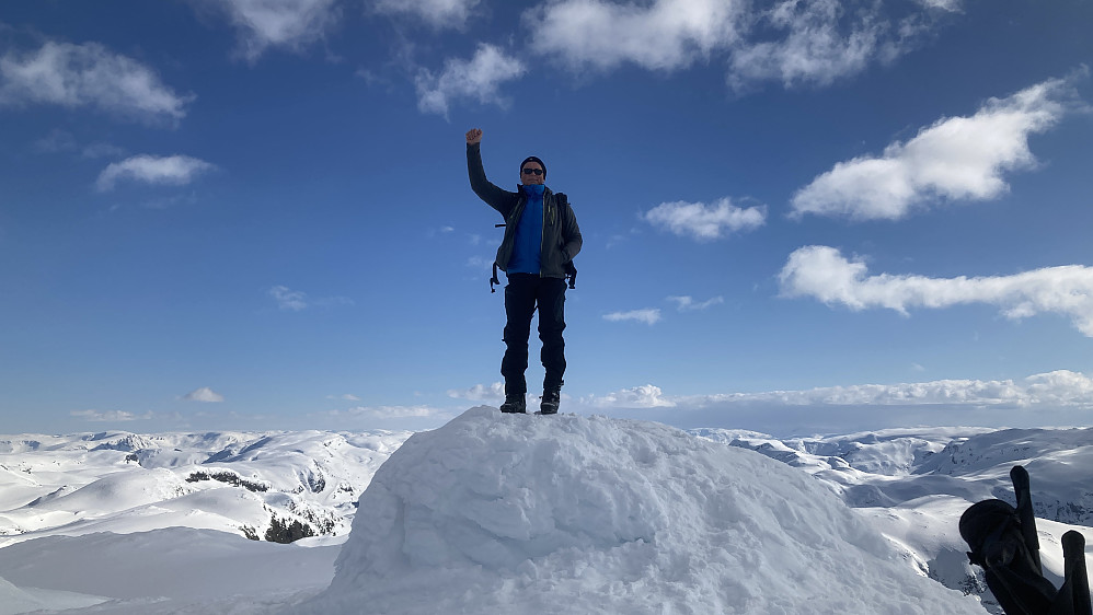 En meget godt fornøyd Stig på toppen av Nummestolane i Vik