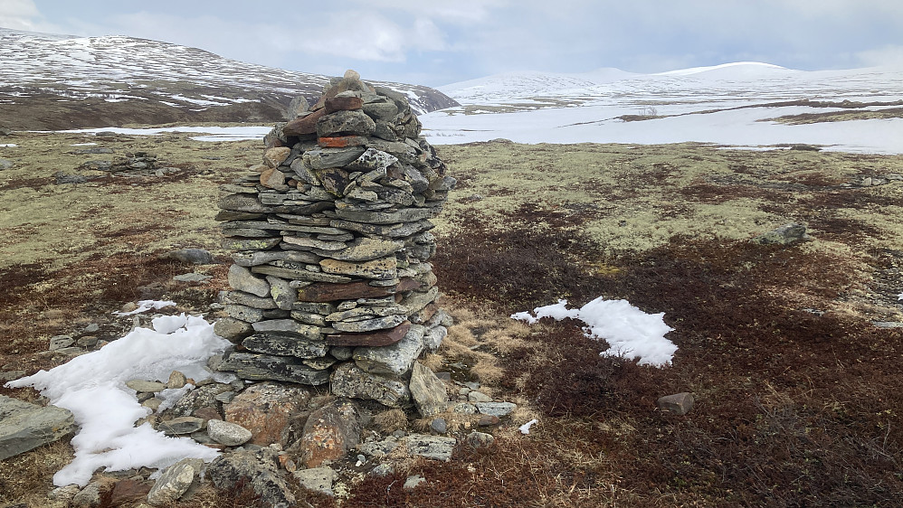 Varden ved Storsteinen. Det begynner å minke på snøen. De to Storhøene i bakgrunnen