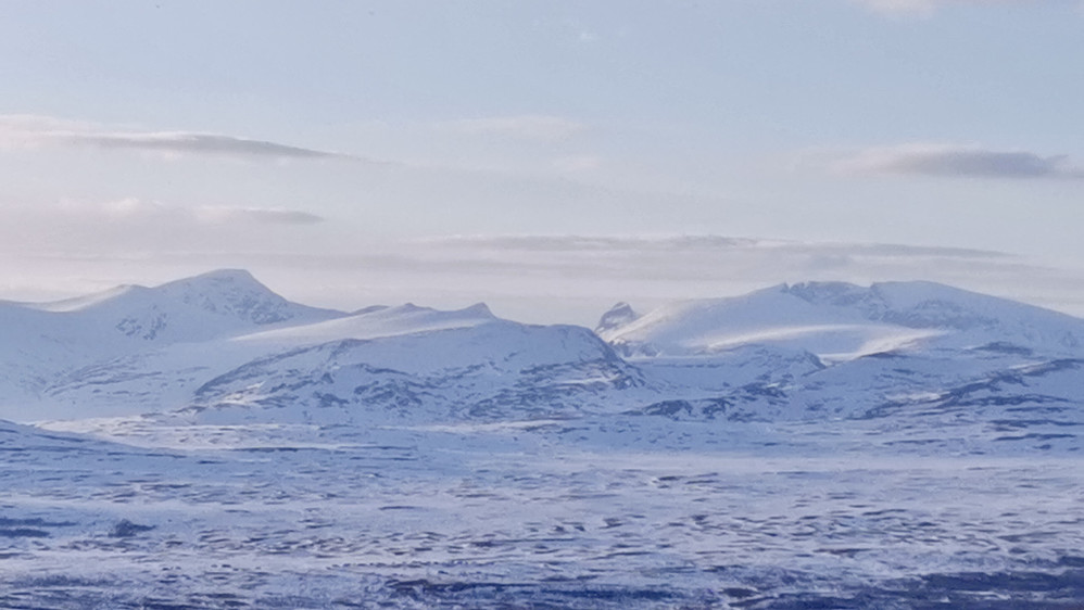 Panoramautsikt mot kjente og kjære 2000-meter tinder i nord. Fra venstre Svånåtindan, Langvasstinden, Larstinden 2108 og Snøhetta-toppene. Foto Stig