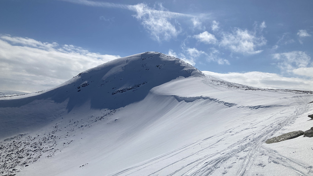 Vi nærmer oss 1300m og ser mot nordtoppen på Svarthøtta og skavlen ned mot botn på østsiden