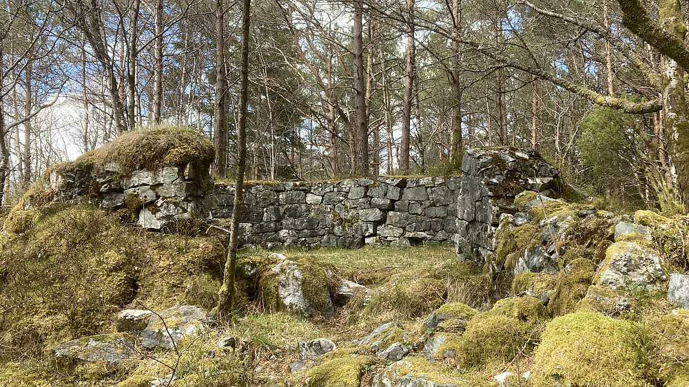 Oppmuring nord for hovedbrønnen - brønn for avstandsmåler