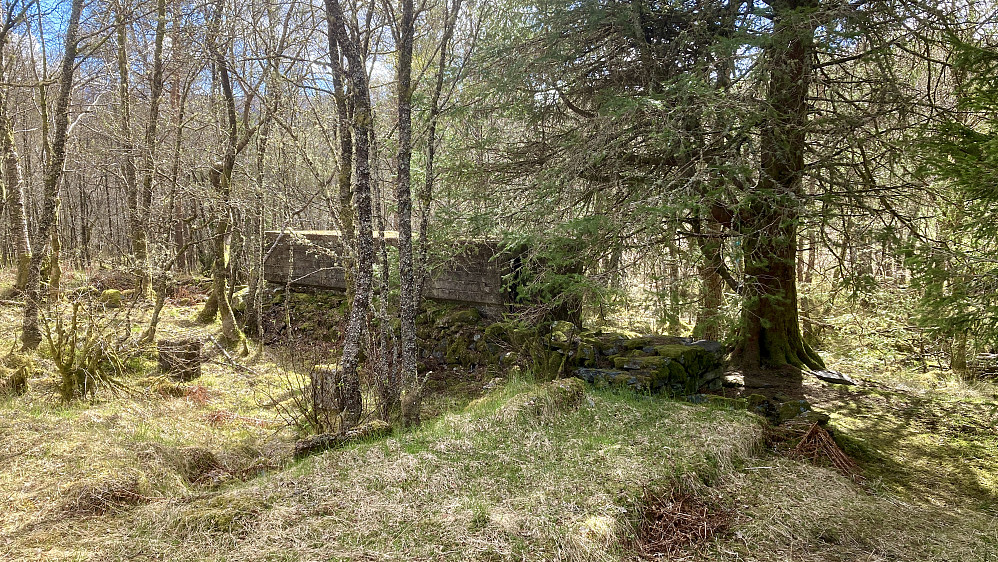 Betonghus og brakkegrunnmur vest for Lyskasterbrønnen
