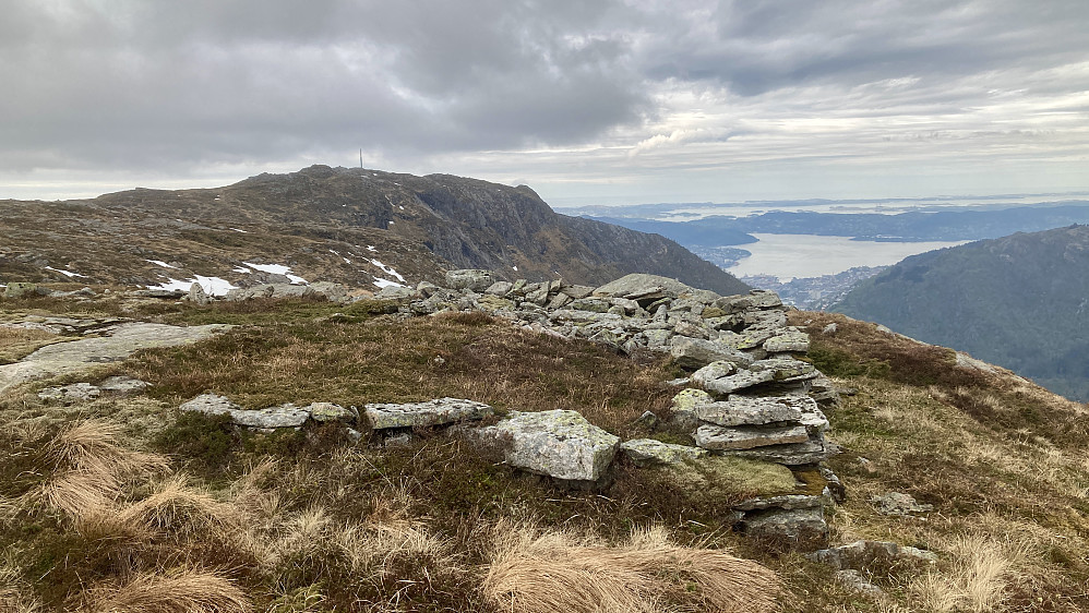 Utsikt fra Nornenhytten d.y. mot byen og Byfjorden. Ulriken mot venstre