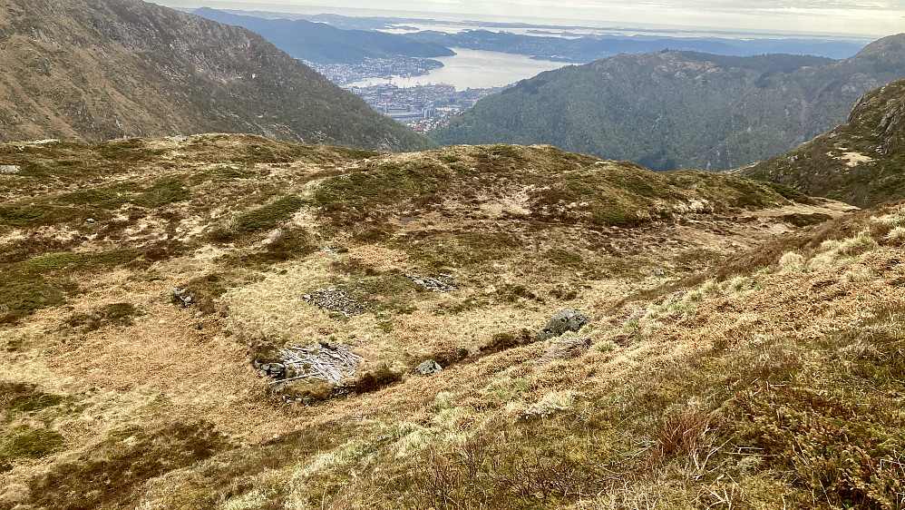 Tuften etter  Fjellheim sett fra skråningen i øst.