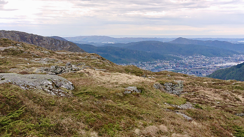 Tuften etter Framheim. Utsikt vestover mot Bergen. Lyderhorn i bakgrunnen