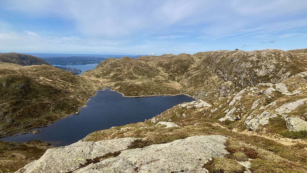 Flott utsikt mot NV ned mot Øvre Jordalsvatnet fra haugen nordvest for hytten. Nordneshytten helt i bakgrunnen mot høyre