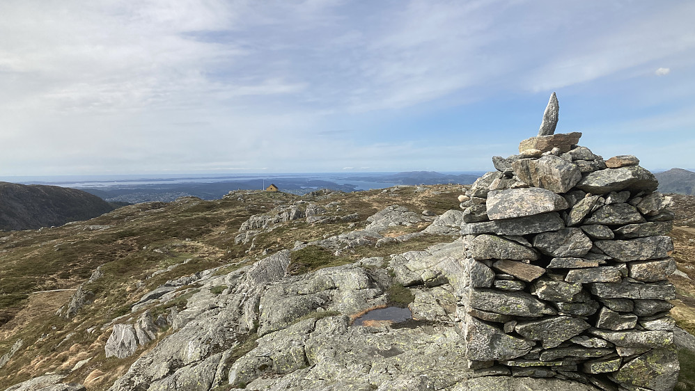 Flott varde litt nordvest for Nordneshytten. Den gule hytten i bakgrunnen er Dyrhovda