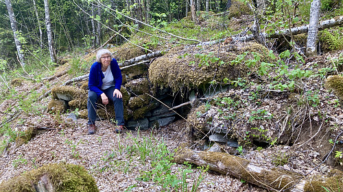Astrid forsøker å etterlikne en misfornøyd bjørn i Bjødnabåsen