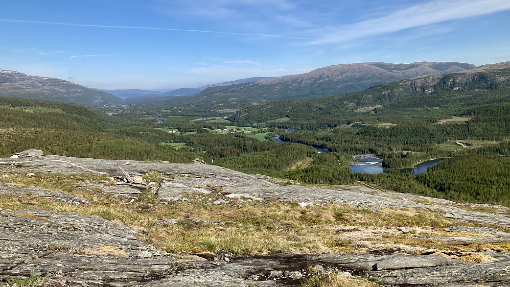 Oppe i lettgått fjellterreng over skoggrensen nær Skottheitjønna. Ser tilbake på den nydelige Åbygda i Bindal med store, flotte jordbruksarealer langs Åelva. Vakkert landskap!