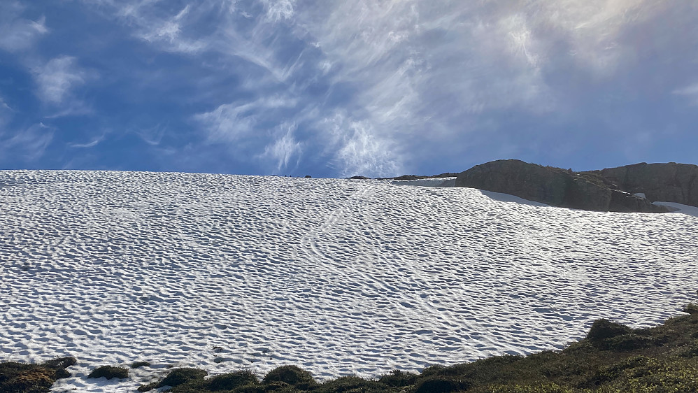 Snøfonnen over stien opp fra Vargdalen var mye brattere enn det bildet viser!