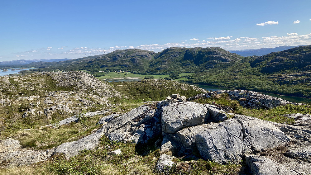 Beskjeden varde og orienteringspost lengst sør på Vardfjellet. Utsikt østover mot Steine på fastlandet