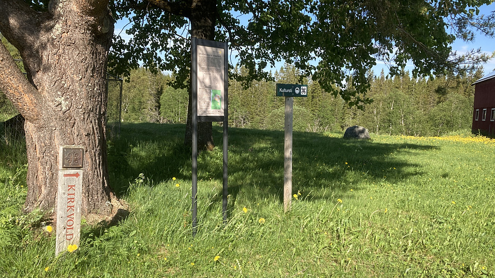 Her lå den eldste kirken og kirkegården i Tydal. Minnesteinen fra 1957