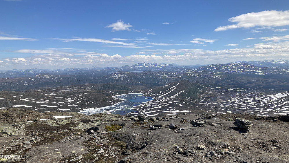 Goldt, nesten ørkenaktige områder over 1300 moh. Utsikt mot sørøst. Ramsjøen nærmest, så Esandsjøen med Sylane-toppene i bakgrunnen