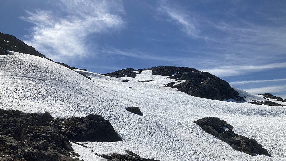 På turen opp kom jeg litt for langt mot høyre (nord) og måtte krysse noen snøflater på vei opp mot toppen