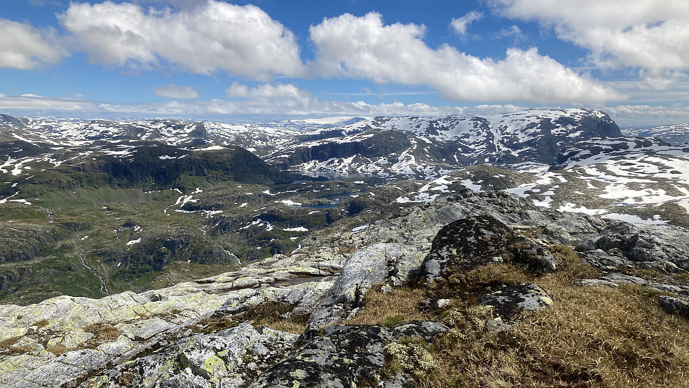 Utsikt mot ØNØ. Slondalen nede mot venstre. Vassfjøro 1633 mot høyre. Eller ser en Kvannjolnuten 1351, Kvannjolavatnet og Skipanuten 1500 med Osaskavlen helt i bakgrunnen