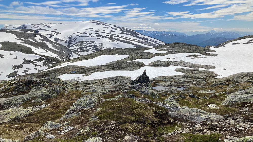 Varderekken sørover mot Gommaskardet. Gommahaugane og Skorafjellet 1583 i bakgrunnen