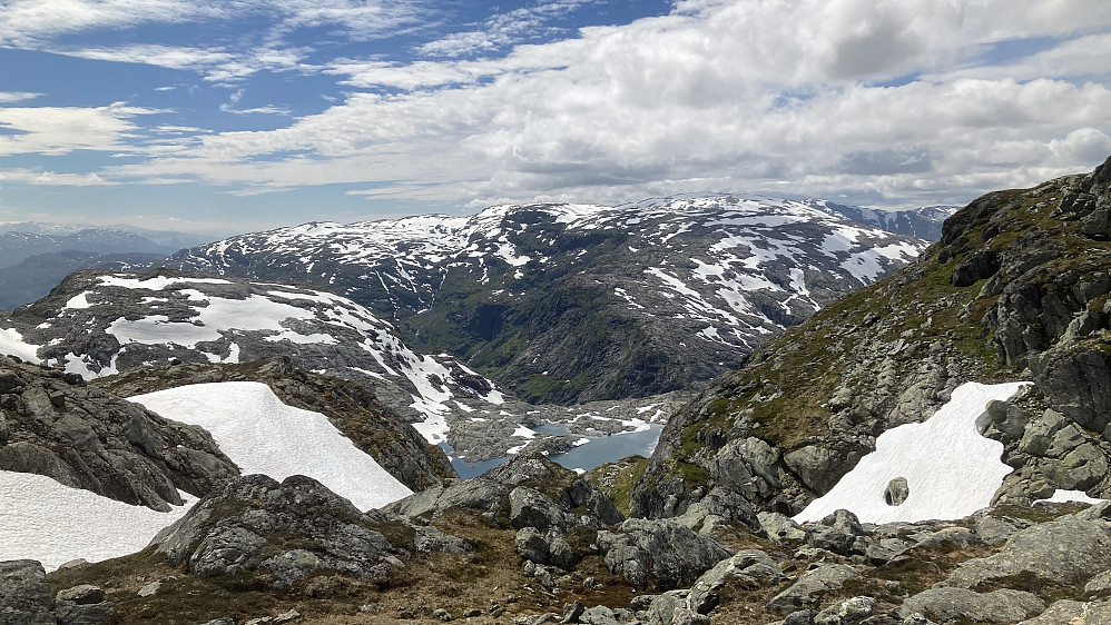 Utsikt sørover mot småvannene i Tryglabotn og Fadlet der det går sti mot Espeland i Ulvik. Hattafjellet 1280 mot venstre