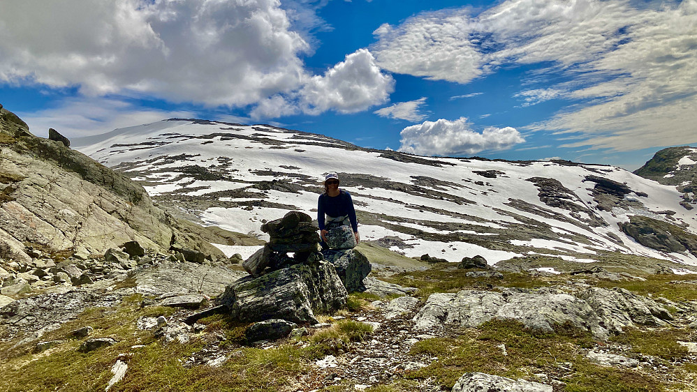 Liv Synnøve ved Gommen. Den lar seg løfte, men er skikkelig tung! Skorafjellet 1583 i bakgrunnen