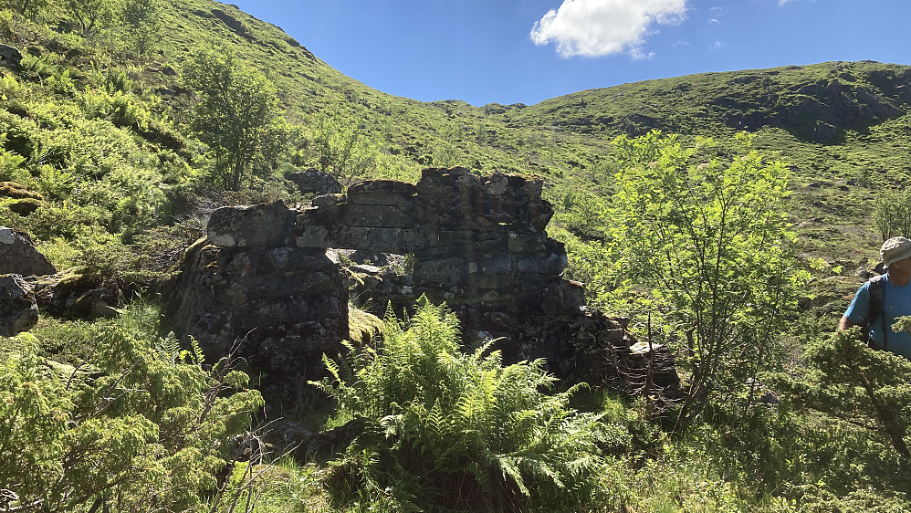 Murene etter Urheim. Årstallet 19-03 kan fortsatt skimtes på steinen over inngangen. Foto mot SSØ
