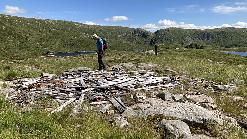 Helge i ruinene etter Fjeldborg. Borgaskaret i bakgrunnen