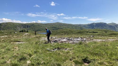 Foto mot sør, Ulriksmasten i bakgrunnen mot høyre