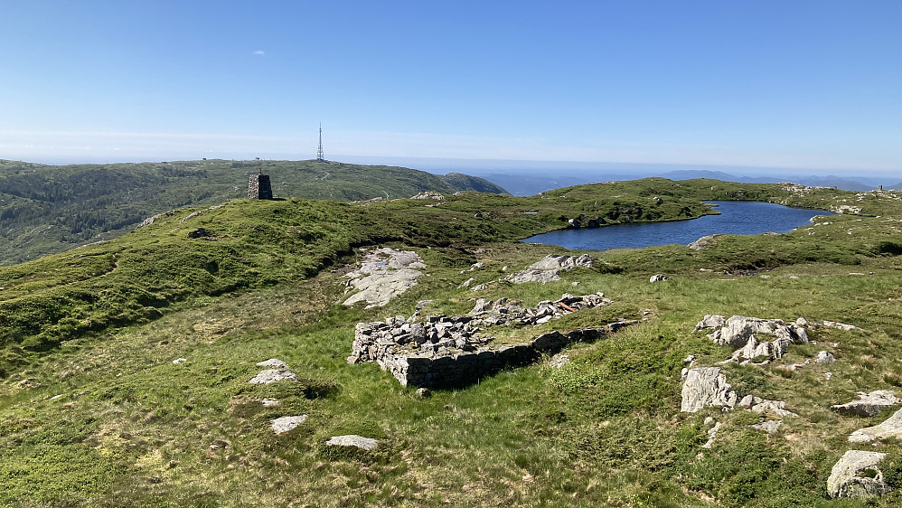 Ruinen etter Norrønahytten med Norrønavarden og masten på Rundemanen helt i bakgrunnen. Norrønavatnet 578 mot høyre. Legg merke til den store flaten til høyre for ruinen som ble brukt til forskjellige idretter.