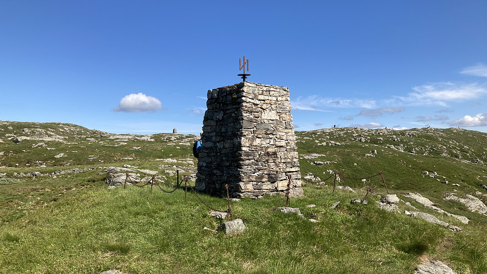 Norrønavarden med varderekken på Vidden i bakgrunnen
