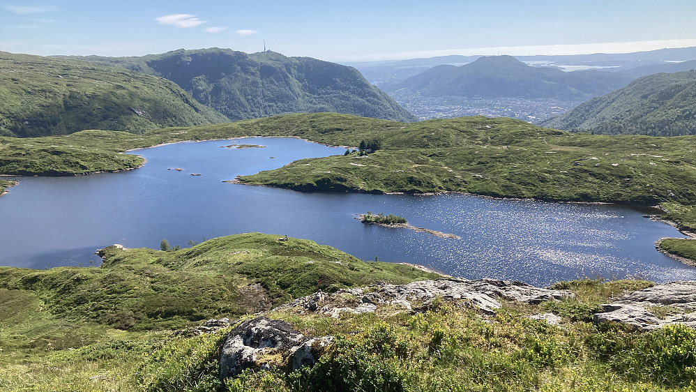 Nydelig utsikt mot sør fra Norrønavarden! Langelivatnet, Ulriksmasten og Løvstakken mot høyre