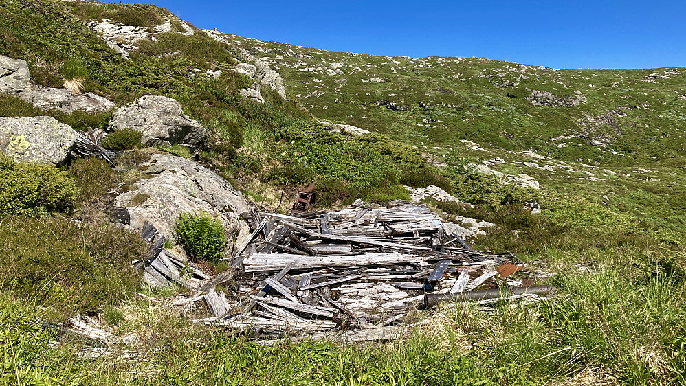 Ruinene etter Frihytten. Foto mot Vidden i øst